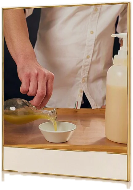Mirko versa il succo d’aloe nella ciotola