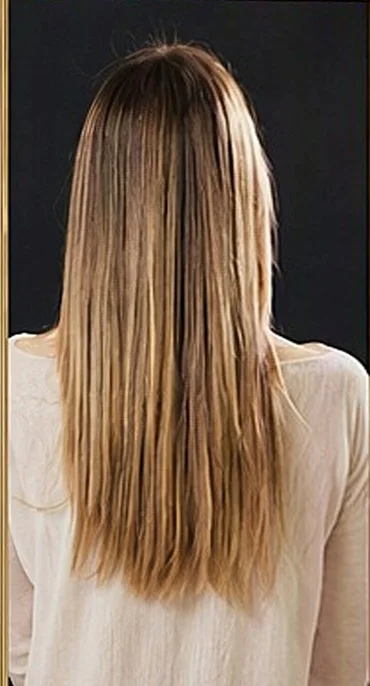 Capelli biondi lisci, di spalle, su fondo nero