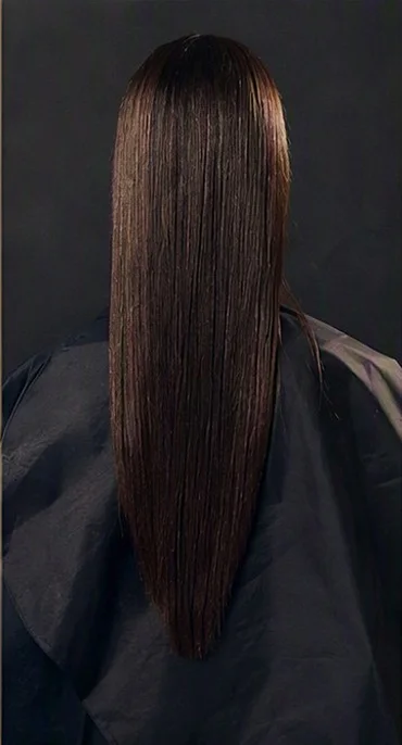 Capelli lunghissimi, lisci e scuri, di spalle