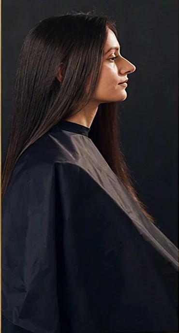 Capelli lunghi castani, di profilo